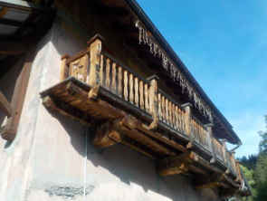 Un balcon travaille